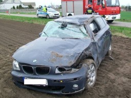 BMW wylądował na polu, dwie osoby w szpitalu