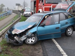 19-latka uderzyła w TIR, a następnie w barierki