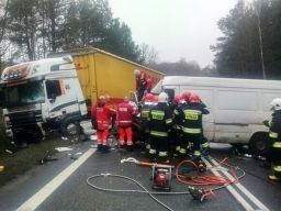 Na drodze krajowej nr 16 (DK 16) pod Ostródą bus zderzył się czołowo z TIRem