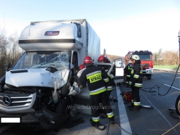 Dwa samochody dostawcze oraz ciężarowy zderzyły się na A4