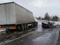 Śmiertelne zderzenie TIRa z osobówką na DK 74