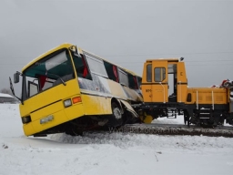 Drezyna staranowała autobus szkolny na przejeździe kolejowym