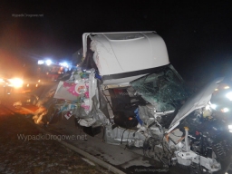 Mocny wypadek na autostradzie A1. Zderzenie dostawczaka z tirem