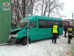 Busem uderzył w narożnik budynku