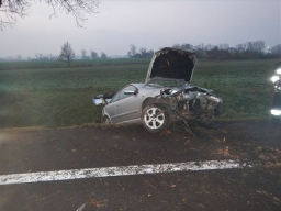 Rgielew. Na DK 92 Opel Astra zjechał z drogi, uderzył w drzewo