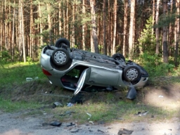 Groźne zderzenie i dachowanie na skrzyżowaniu. Kierująca sprawczynią wypadku