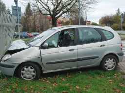 Rzeszów. Renault z trójką pijanych kobiet uderzył w ogrodzenie