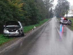 Wypadek na śliskiej drodze. Dwie kierujące trafiły do szpitala