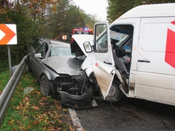 Kłódka. Czołówka busa z Volkswagenem