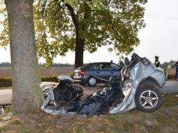 Wypadek w Wiewiórowie: totalnie zmiażdżony samochód