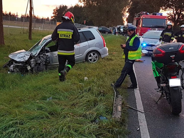 Tragiczne zderzenie osobówki z motocyklem na DK10