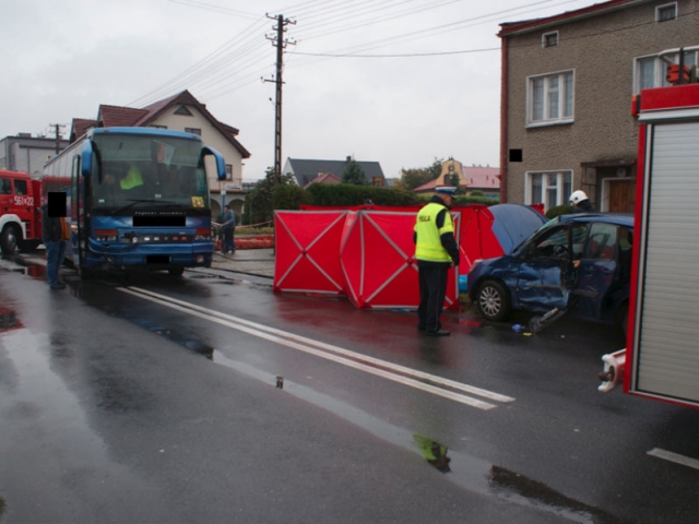 Wieruszów. 80-letni kierowca nie ustąpił pierwszeństwa autokarowi, zmarł.