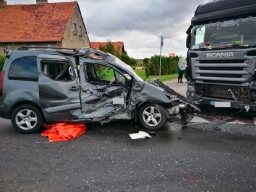 Wypadek dwóch osobówek i ciężarówki na DW196