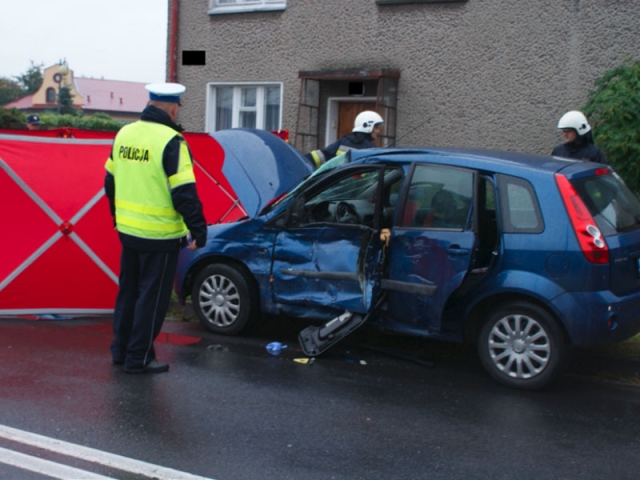 Wieruszów. 80-letni kierowca nie ustąpił pierwszeństwa autokarowi, zmarł.