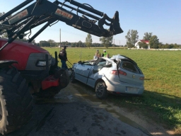 Ładowacz zniszczył dach osobówki