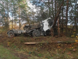 Nowa Dębowa Wola. Ciężarówka wyleciała z drogi