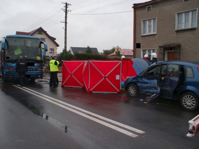 Wieruszów. 80-letni kierowca nie ustąpił pierwszeństwa autokarowi, zmarł.