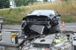 Wypadek w Niewieścinie. Skoda wjechała na cmentarz i pościnała pomniki