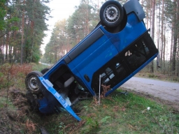 Bus omijał sarnę, wpadł do rowu i dachował