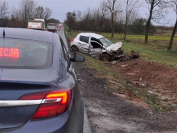 Renault uderzył w przepust i dachował na DK 19