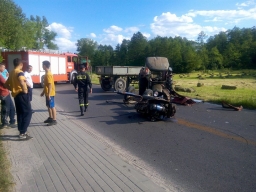 Ciągnik Ursus rozpadł się na trzy części po zderzeniu z Nissanem