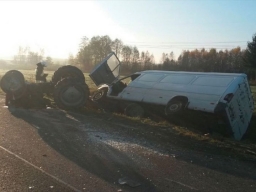 Wółka Krowicka. Zderzenie busa z ciągnikiem rolniczym