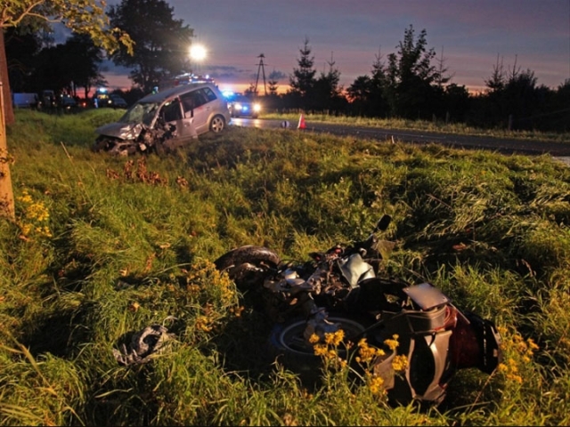 Tragiczne zderzenie osobówki z motocyklem na DK10