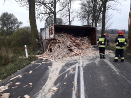 Przyczepa załadowana trocinami przewróciła się na drogę