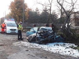 BMW uderzyło w drzewo i zaczęło się palić