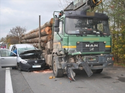 Klimkówka. Ciężarówka z drewnem zderzyła się Dacią