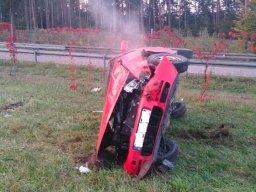 VW przewrócił się na bok po nieprawidłowym wyprzedzaniu