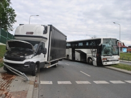 Kolizja na krośnińskiej obwodnicy z udziałem pieszego, autobusu, dostawczaka oraz trzech osobówek