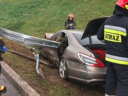 Choroszcz. Na S8 bariera wbiła się w auto