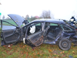 Główczyn. Opel wpadł w poślizg, zderzył się z busem