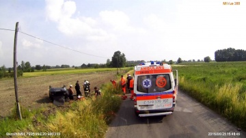 Alarmowy dojazd straży pożarnej do meijsca wypadku drogowego w Tworkach
