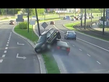 Olsztyn. Volkswagen staranował latarnię i zaparkował się na BMW