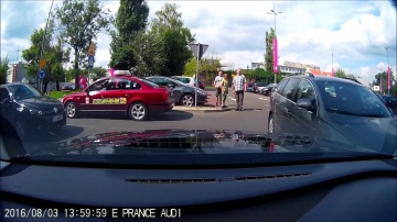 Łódź. Kolizja na parkingu