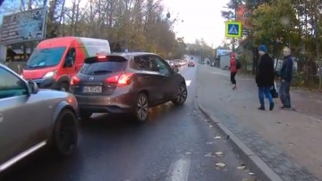 Kolizja w Gdańsku koło przystanku autobusowego